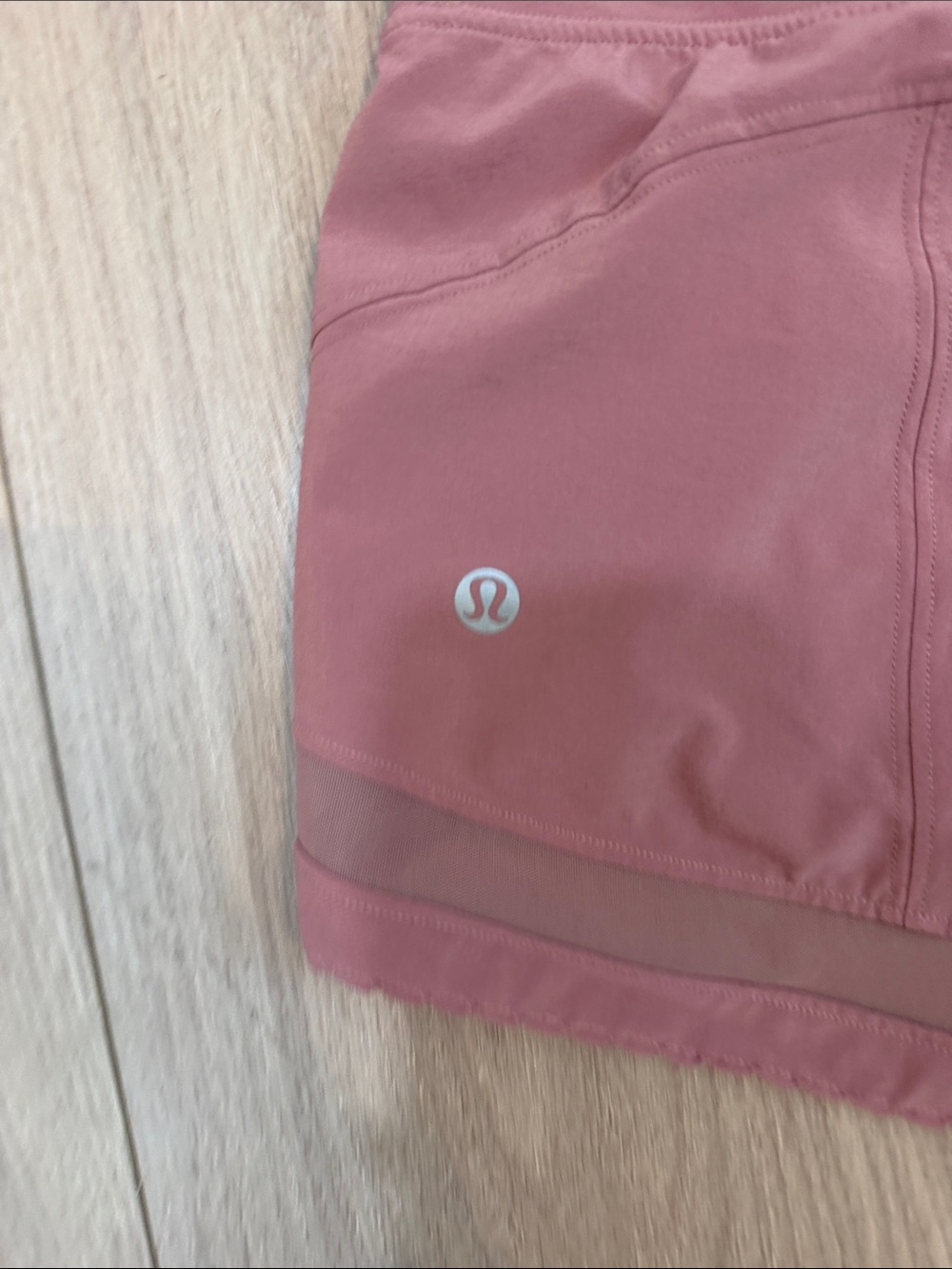 Lululemon shorts size 6. Great condition - Picture 3 of 6
